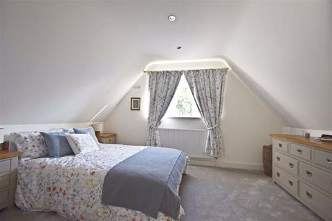 18a Grove Crescent, Barnwood, Gloucester, GL4 3JJ