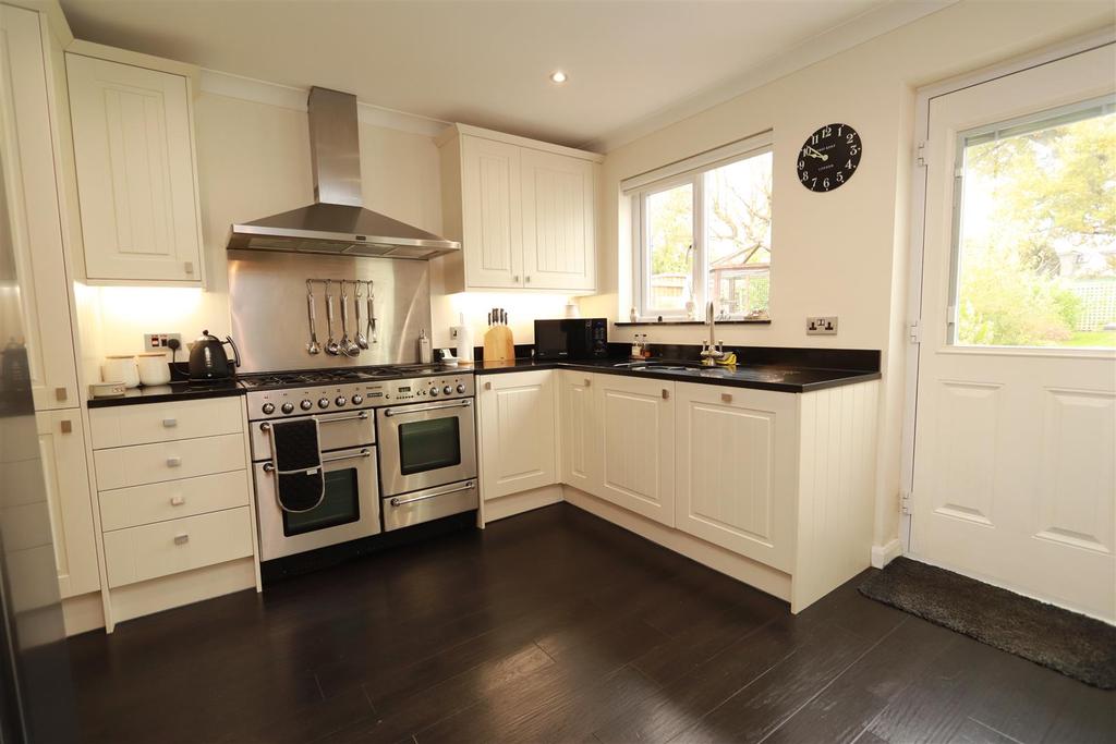 Sunray Avenue, Hutton 4 bed detached house £700,000