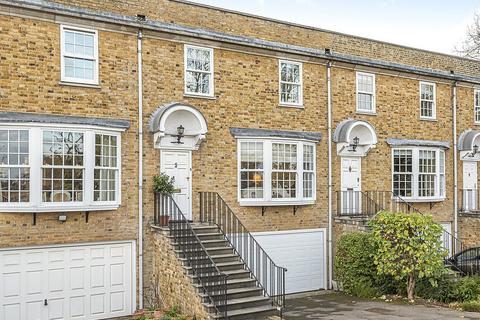 8 Hogarth Way, Hampton, TW12 2EL
