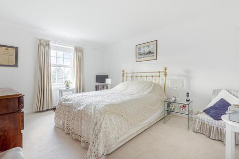 8 Hogarth Way, Hampton, TW12 2EL