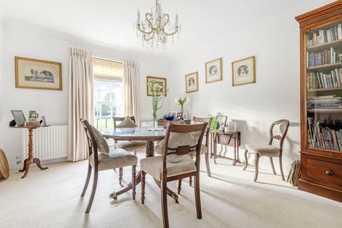 8 Hogarth Way, Hampton, TW12 2EL
