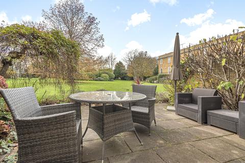 8 Hogarth Way, Hampton, TW12 2EL