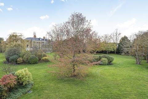 8 Hogarth Way, Hampton, TW12 2EL