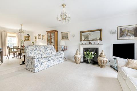 8 Hogarth Way, Hampton, TW12 2EL