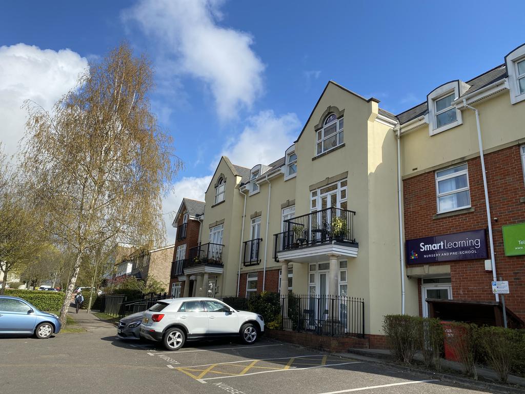 Mayfair Court, Stonegrove, Edgware HA8 2 bed flat £1,450 pcm (£335 pw)