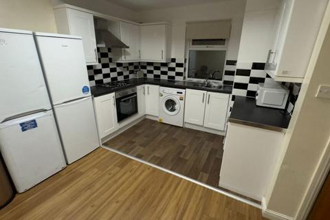 4 bedroom semi-detached house to rent, Newport View, Headingley, Leeds, LS6 3BX