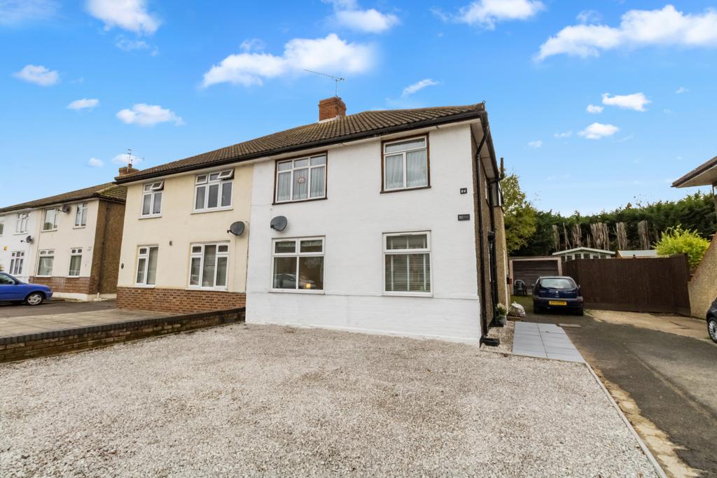 River Way, Loughton IG10 2 bed £335,000
