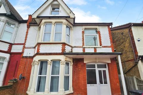 4 bedroom semi-detached house to rent, Silverdale Ave, Westcliff On Sea