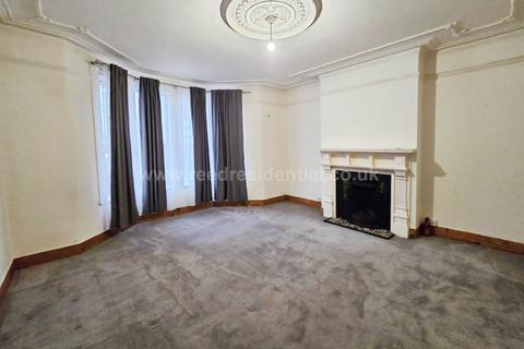 4 bedroom semi-detached house to rent, Silverdale Ave, Westcliff On Sea