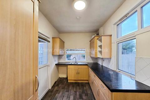 4 bedroom semi-detached house to rent, Silverdale Ave, Westcliff On Sea
