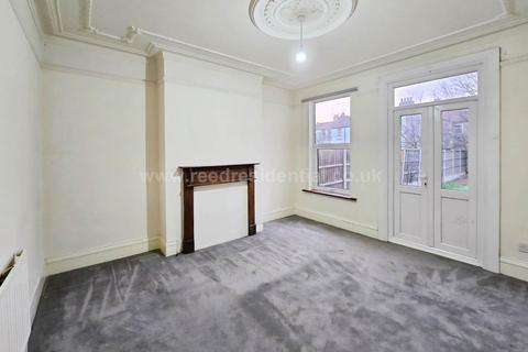 4 bedroom semi-detached house to rent, Silverdale Ave, Westcliff On Sea