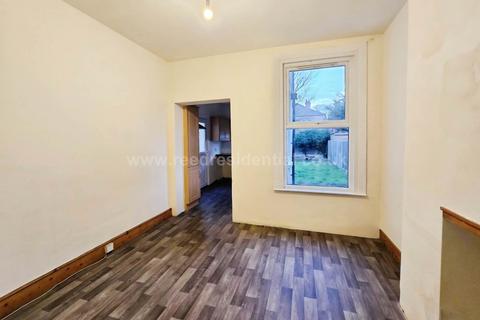 4 bedroom semi-detached house to rent, Silverdale Ave, Westcliff On Sea