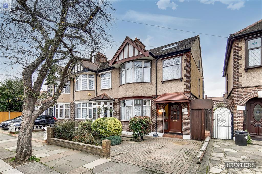 Galsworthy Avenue, Chadwell Heath, RM6 4 bed end of terrace house £