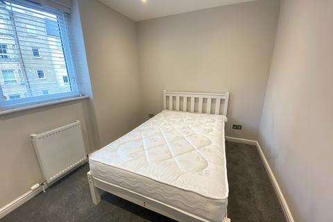 3 bedroom flat to rent, Dicksonfield, Leith, Edinburgh, EH7