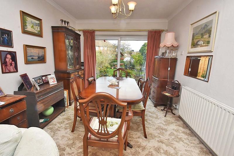 The Greenway, Epsom, Surrey. KT18 3 bed semidetached house £500,000