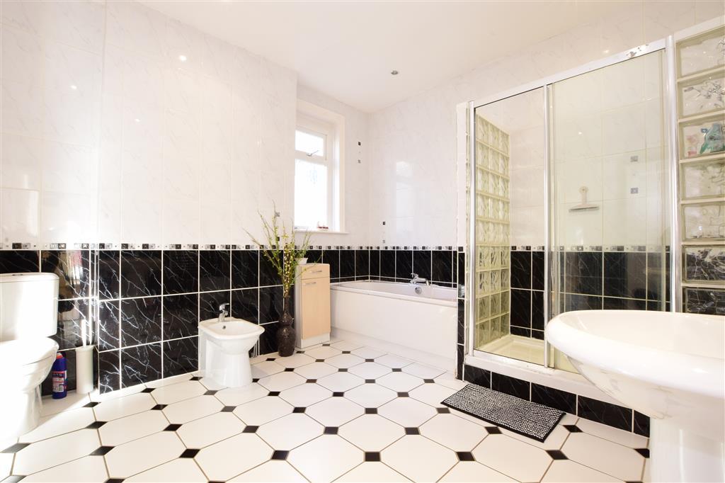 En-Suite Bathroom