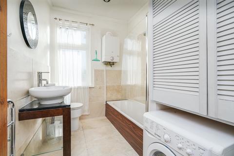 47b Avonwick Road, Hounslow, TW3 4DX