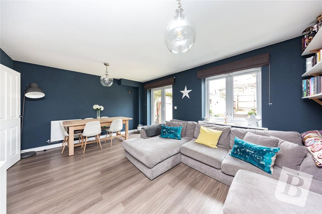 Emberson Croft, Chelmsford, CM1 4 bed end of terrace house £450,000