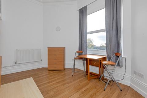 Studio to rent, Fitzjohns Ave, Hampstead, London NW3