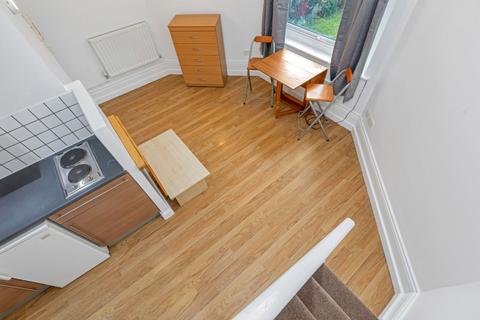 Studio to rent, Fitzjohns Ave, Hampstead, London NW3