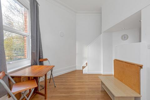 Studio to rent, Fitzjohns Ave, Hampstead, London NW3