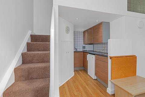 Studio to rent, Fitzjohns Ave, Hampstead, London NW3