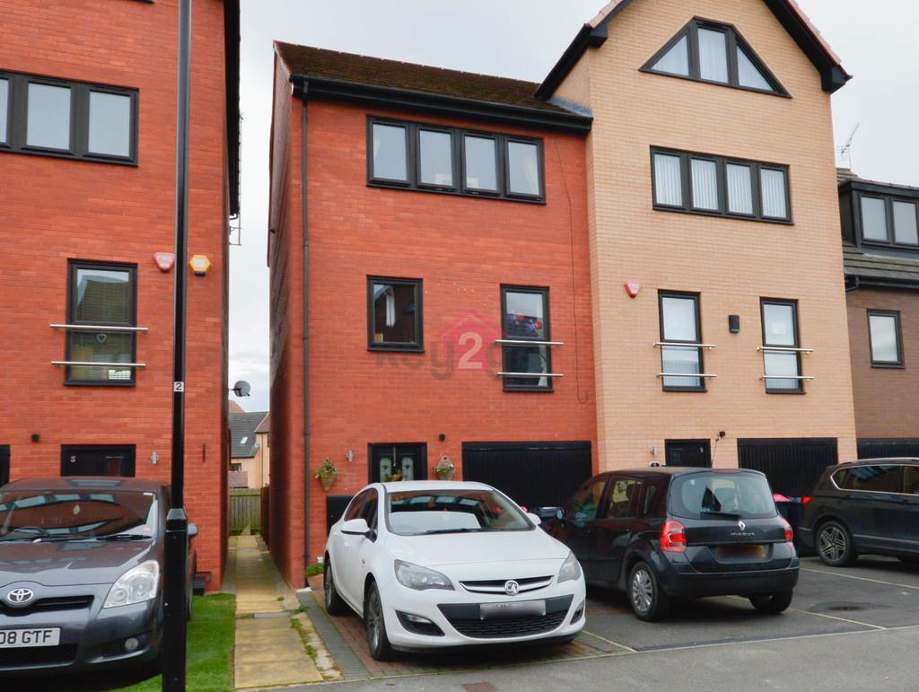 Haydock Avenue, Dinnington... 5 bed semidetached house £170,000