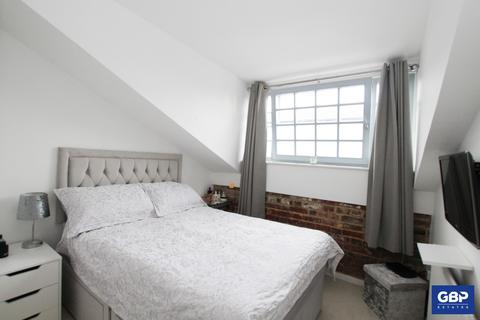 2 bedroom apartment to rent - Kidman Close, Gidea Park, Romford