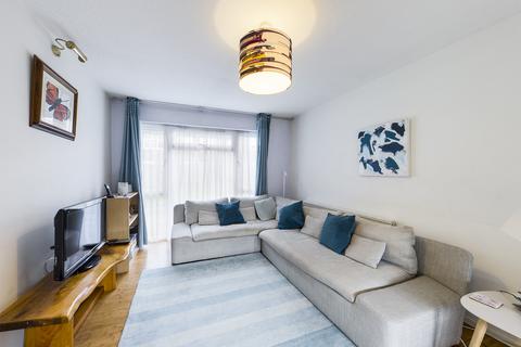 104 Standale Grove, Ruislip, HA4 7UD