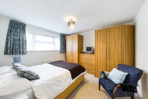 104 Standale Grove, Ruislip, HA4 7UD