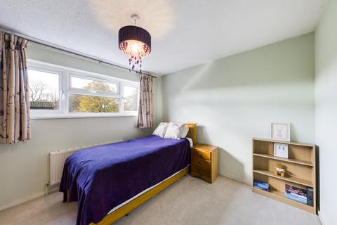 104 Standale Grove, Ruislip, HA4 7UD
