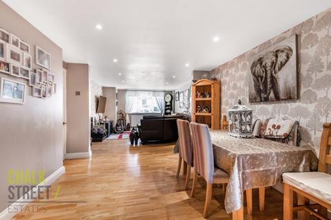 18 Coniston Way, Hornchurch, RM12 5EJ