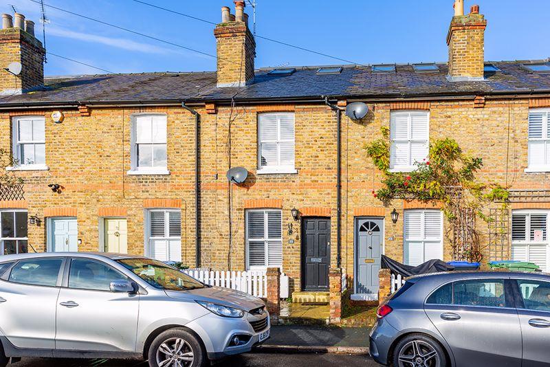 Alexandra Road, Thames Ditton 3 bed terraced house £2,200 pcm (£508 pw)