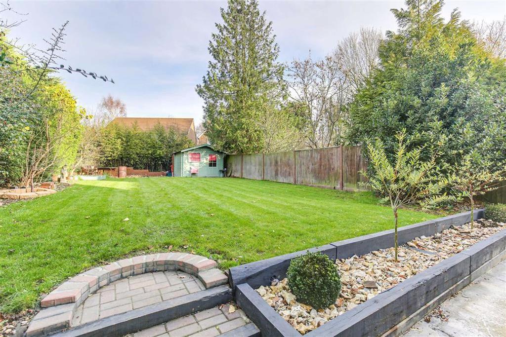 Central Way, Oxted, Surrey 3 bed detached house £1,995 pcm (£460 pw)