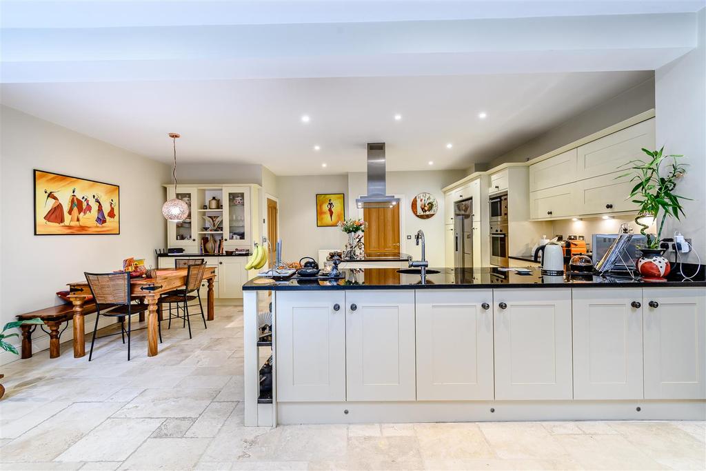 8443999-interior18.jpg