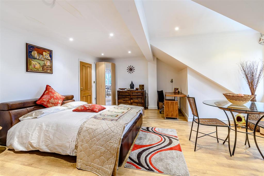 8443999-interior37.jpg
