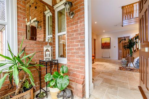 34b Blythe Way, Solihull, B91 3EY