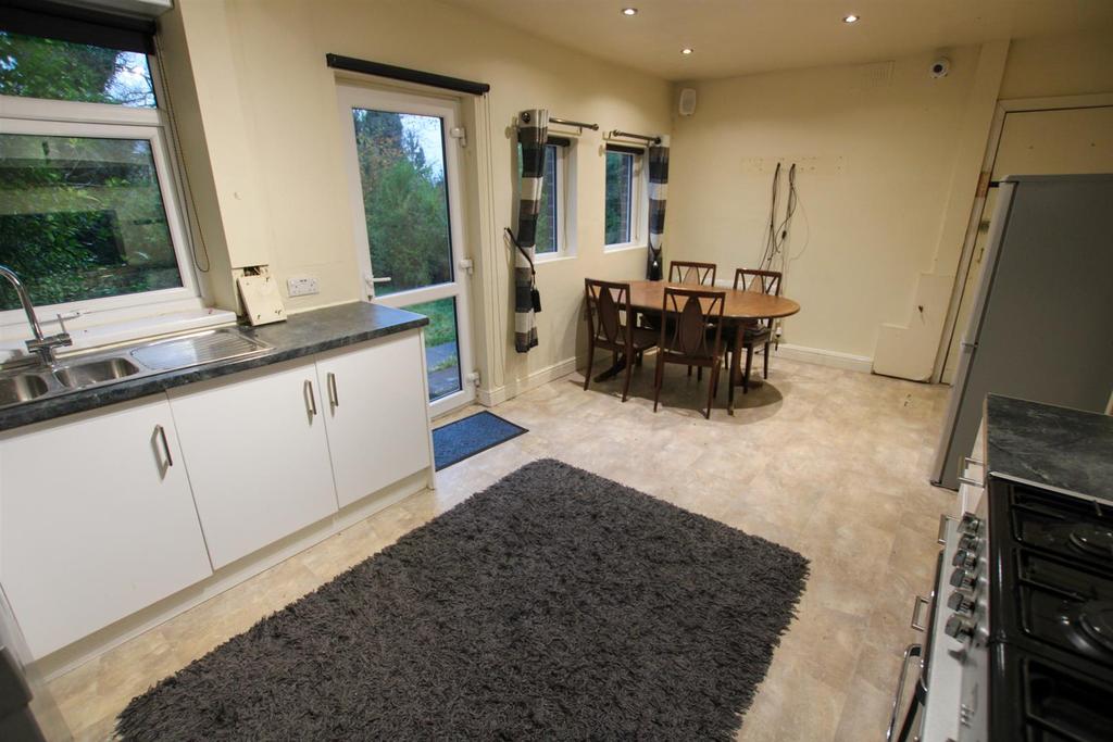 Calder Avenue, Billington, Clitheroe 4 bed semidetached house £175,000