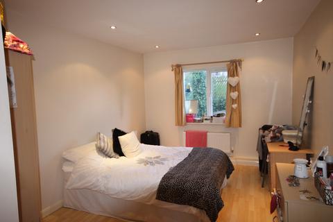 2 bedroom flat to rent, Delph Court, Woodhouse, Leeds, LS6