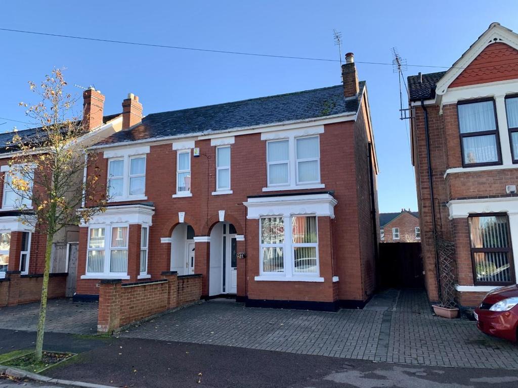 Bloomfield Road, Gloucester 4 bed semidetached house £275,000