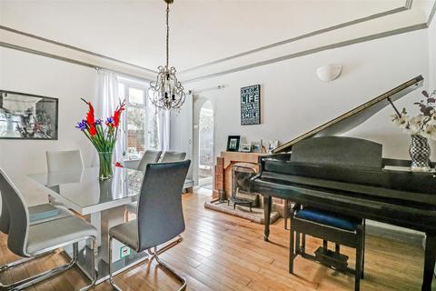 32 Arundel Gardens, Westcliff-on-sea, SS0 0BJ