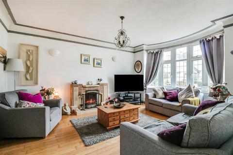 32 Arundel Gardens, Westcliff-on-sea, SS0 0BJ