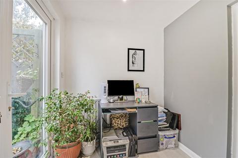 32 Arundel Gardens, Westcliff-on-sea, SS0 0BJ