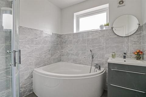 32 Arundel Gardens, Westcliff-on-sea, SS0 0BJ