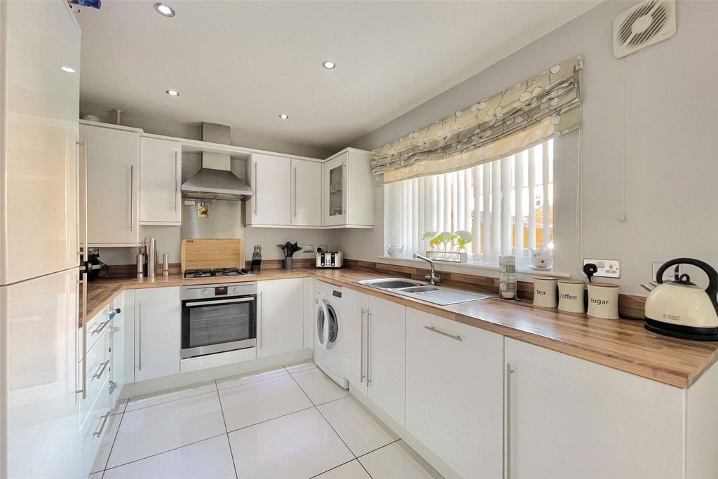 Windsor Park, Kingswood, Hull, HU7 4 bed detached house £250,000