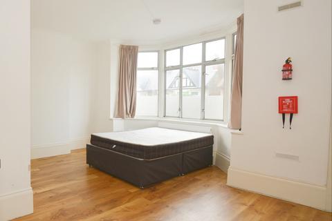 1 bedroom in a house share to rent, Whitehall Gardens, Acton, W3