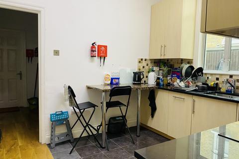 1 bedroom in a house share to rent, Whitehall Gardens, Acton, W3