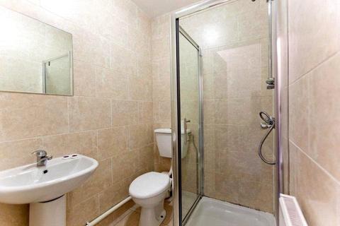 Studio to rent, Belsize Square, Belsize Park, London, NW3