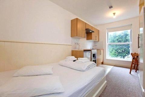 Studio to rent, Belsize Square, Belsize Park, London, NW3