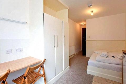 Studio to rent, Belsize Square, Belsize Park, London, NW3